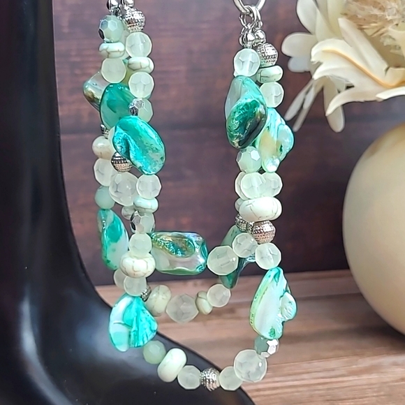 GREEN BEADED IRIDESCENT FASHION NECKLACE - Picture 2 of 7